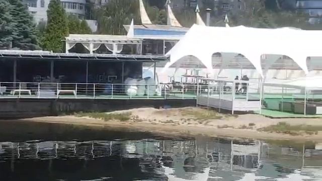 Незаконное кафе на Набережной расширилось за счет пляжа смотреть онлайн