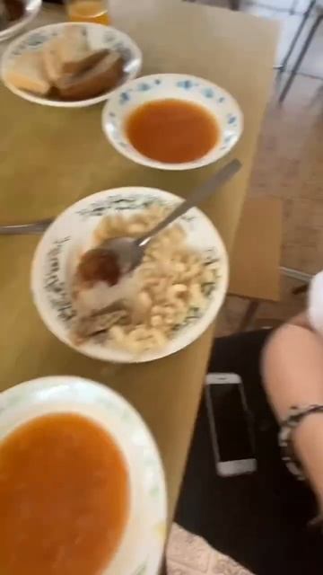 оцениваем еду в школьной столовой чеееееек😁 смотреть онлайн