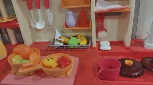 играем в повара на детской кухне, готовим из игрушечной посуды и еды