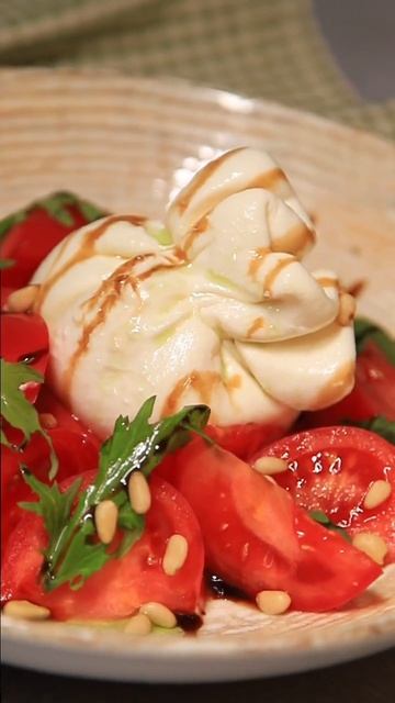 Весенний салат с нежным сыром Буратта 🥗 #салат #сыр #food #ресторан #ресторанмосква