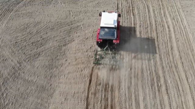 Самодельный культиватор на Т25. Подготавливаем почву к посадке картофеля. Drone video.