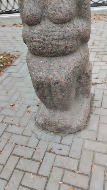 Скульптура Сидячая девушка на бульваре Радищева, Тверь