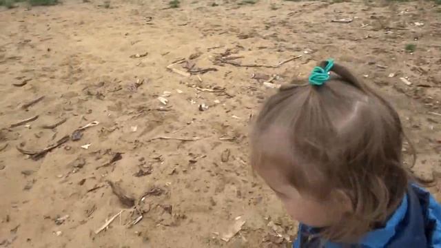 Маленькие Дети убираются на улице Отдых с палатками Субботник Vacation with children смотреть онлайн