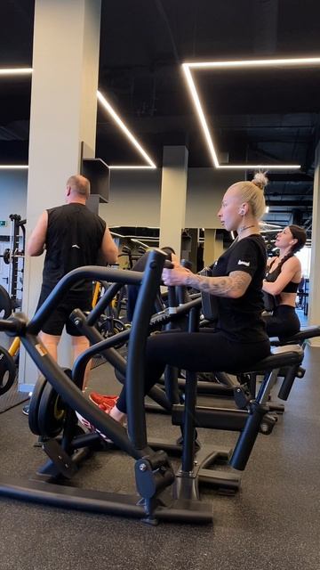 Упражнение на спину "рычажная горизонтальная тяга"