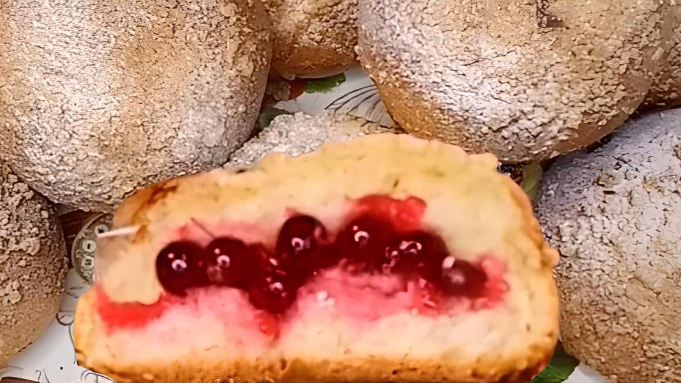 Пышные булочки с любимой ягодой.
