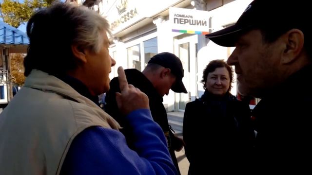 Срач в Северодонецке развели и не убирают, а бабушек с молоком гоняют смотреть онлайн