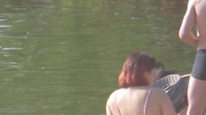 КРАСИВЫЕ МОЛОДЫЕ ДЕВУШКИ ЗАГОРАЮТ В ОЗЕРКАХ