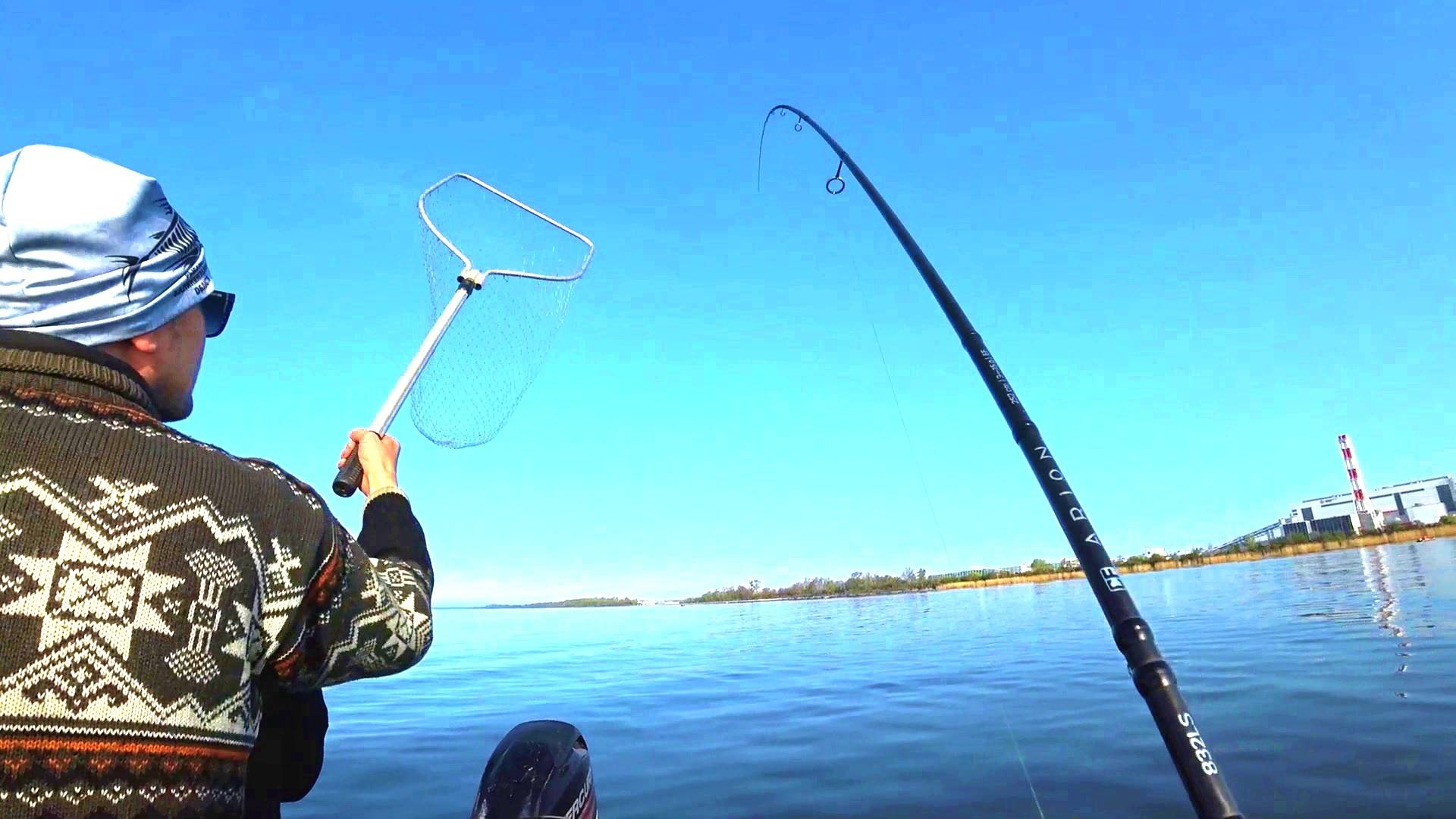 СПЕРВА ЗАЦЕП! ПОТОМ ОН ОЖИЛ! Рыбалка на спиннинг в Калининградском заливе смотреть онлайн