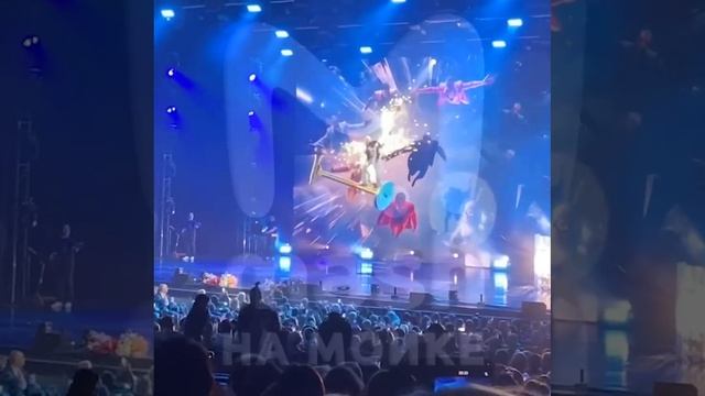 В конце перформанса Филипп Бедросович заключил: "Обжёгся" и тут же сорвал овации зала.