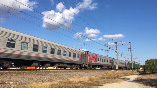 Зелёный ВЛ10-1419 с поездом №180С Евпатория-СПБ проследует район Авиагородок! [ИЮЛЬ КЖД] смотреть онлайн