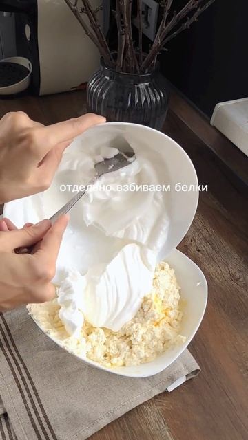 Творог 3 пачки4 яйца3 ст ложки манки4 ст ложки сахараЛюбые ягодыВ духовку на 180гр 40 мин #рецепты смотреть онлайн