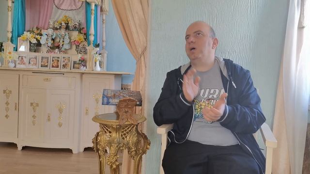 Арджуна Кришна Прабху  поёт Джая Радха Мадхава перед воскресной лекцией 24.03.2024 