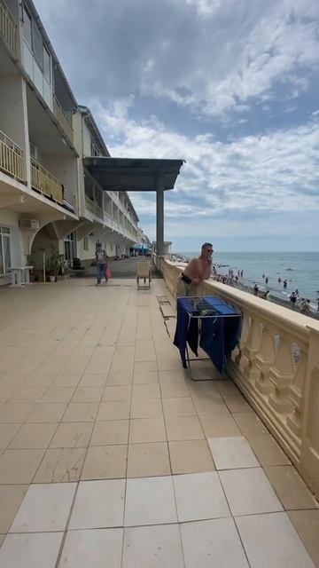 Не стесняется на набережной сушить белье #сочи #лоо #черноеморе смотреть онлайн