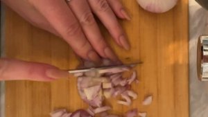 Готовим зажарку овощную для супчика! Режем лук и морковку - Часть 1