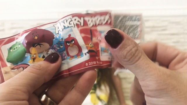 Распаковка киндеров супер крошки Ева БонБон и Шпицы