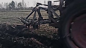 Пашу поле с самодельным плугом на тракторе т-16