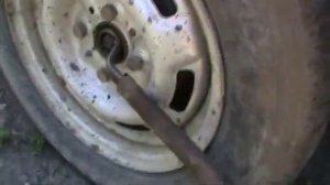 Способ Откручивания Прикипевшей Гайки Ступицы Колеса в Машине