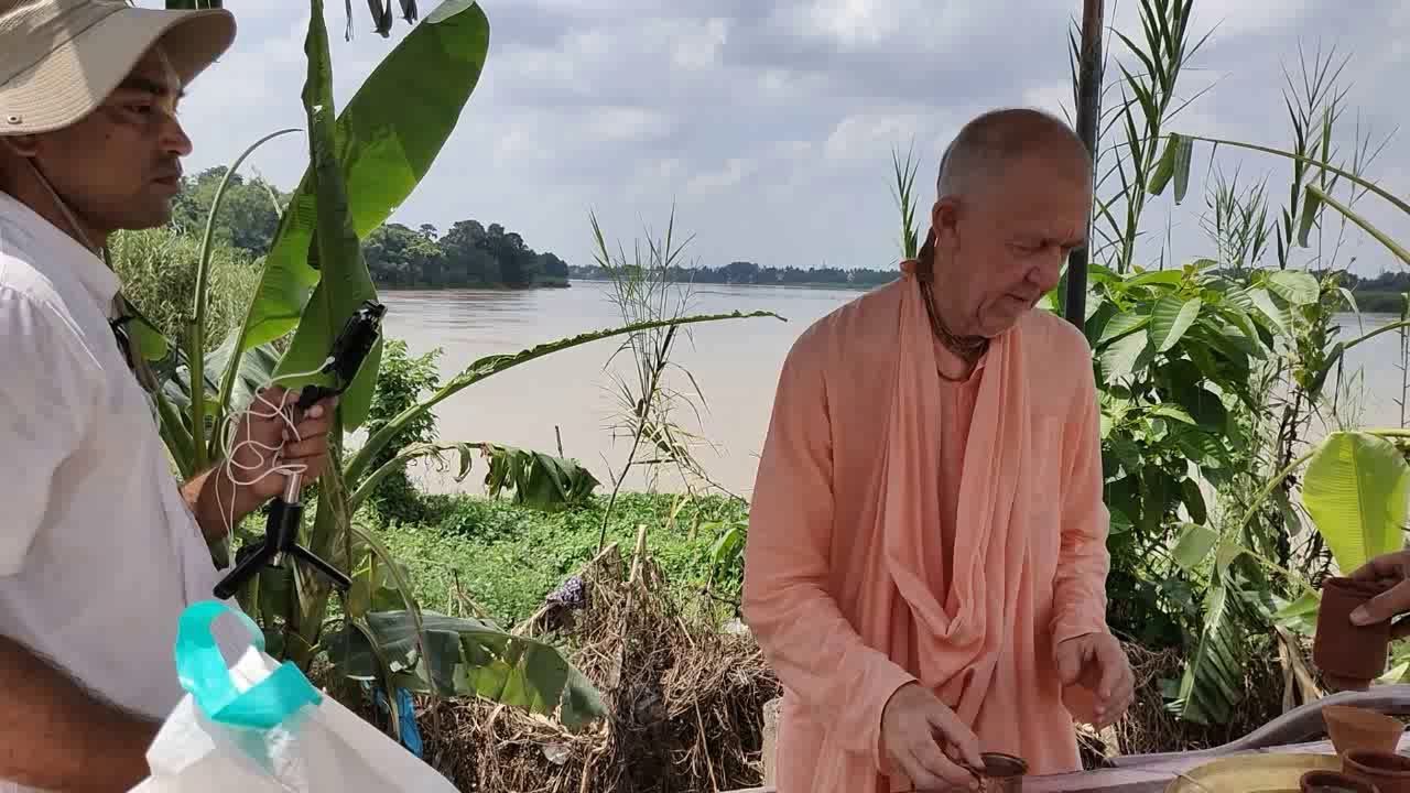 Церемония погружения праха в Гангу и Ганга-пуджа - Маяпур, 11.09.2023 - ЕС БВВ Нарасимха Махарадж