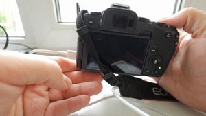 Canon R8. Организация питания камеры аккумуляторами, каплером и павербанком