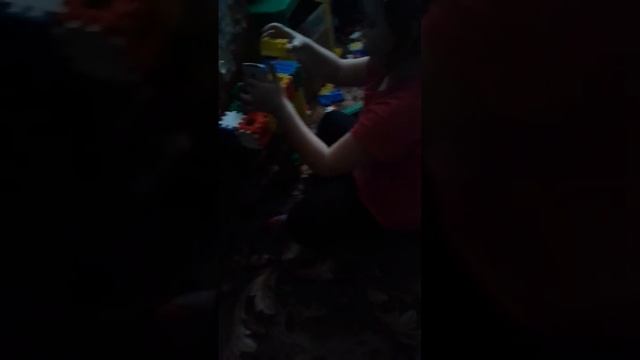 Динара играет в игрушки смотреть онлайн