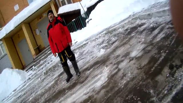 кое как добились от местной УК Центр почистить двор