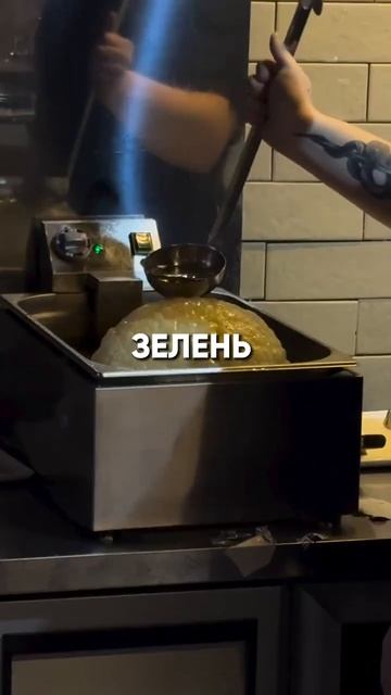 Вы готовы принять вызов и съесть такой же огромный чебурек?🤤Делитесь своим мнением в комментариях смотреть онлайн