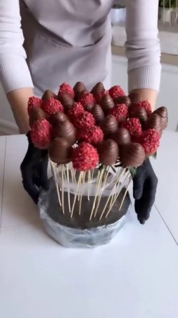 Процесс сборки букета из клубники от @leila_shiko