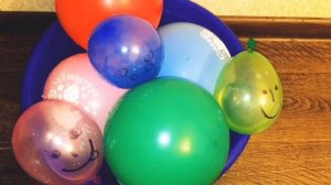 Развивающие видео для ДЕТЕЙ УЧИМ ЦВЕТА ЛОПАЕМ ШАРИКИ С ВОДОЙ.синий пальчик