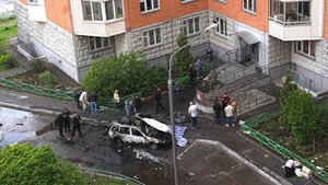 Люди приносят цветы к месту убийства генерала Москалика