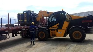 Telehandler Dieci Hércules 120 descargando minicargador Cat