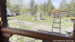 Монтаж мягких окон из ПВХ пленки на летнее кафе из бревна