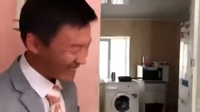 Жаңы кино кадр сыртында Эмил Эсеналиев менен Самат Эркинбеков Шерине сериал🤣 смотреть онлайн