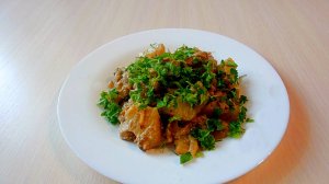 Картошка с тушенкой в сметане с горчицей.