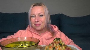 Мукбанг суп куриный, капуста тушеная с колбасой. Еда на камеру.