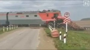 На железнодорожном переезде под Екатеринбургом поезд протаранил трактор