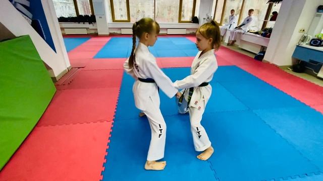 Взаимодействие, работа в парах в стойке АНУН СОГИ, 3 удара в верхнюю, среднюю и нижнюю. Тхэквондо смотреть онлайн