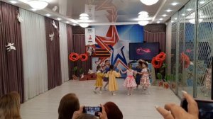 Танец "Синий платочек". Подготовительная группа в детском саду. Выступление к 9 мая перед детьми ВОВ