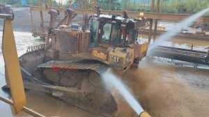 КАК МОЮТ БУЛЬДОЗЕР!