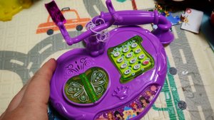 играем в детский игрушечный телефон