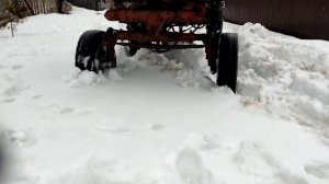 Заводим трактор Т16 после зимы спустя год. Оператор садится за руль трактора. Едем по снегу на Т16