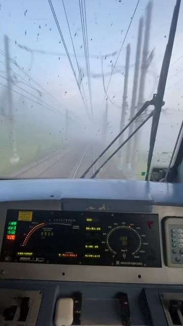 Поезд заехал в туман 😳 #железнаядорога #машинист #поезд #поезда #электровоз #дорога #сапсан #shorts смотреть онлайн