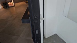 Установка ручки на зеркальную дверь