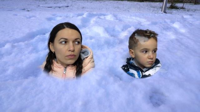 Максим и мама играют со снегом и лепят снеговика смотреть онлайн