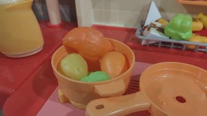 готовим суп из игрушечных продуктов на детской кухне, играем в повара, в детскую посудку и продукты