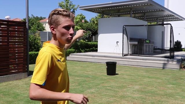 КРУТЫЕ ТРЮКИ С ФУТБОЛЬНЫМ МЯЧОМ смотреть онлайн