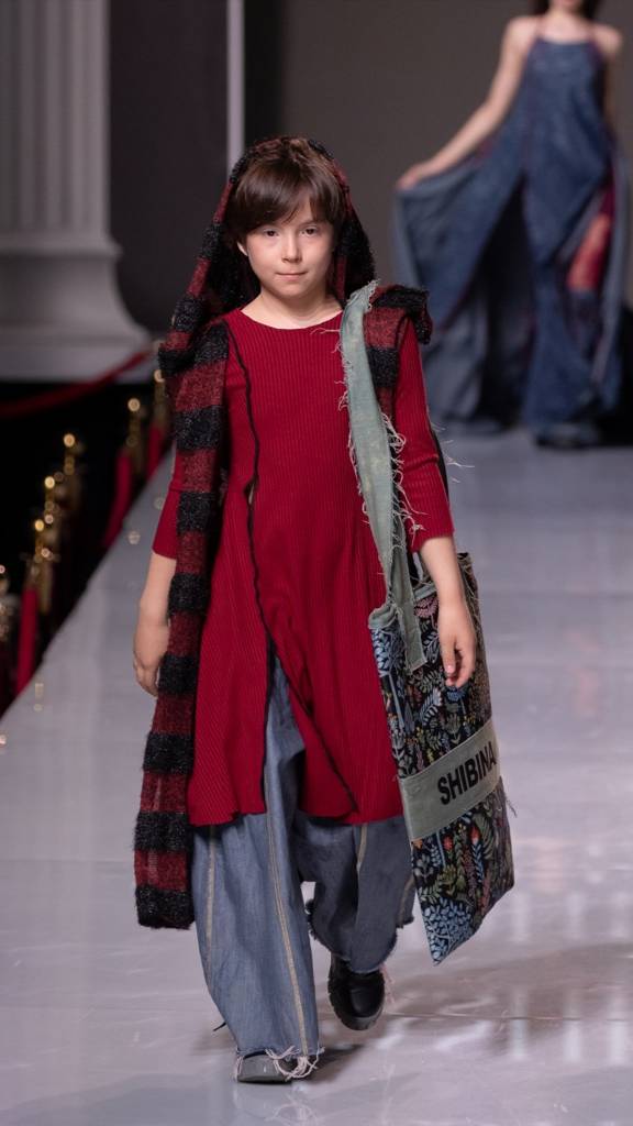 Степан на показе Estet Fashion Week 2025 дизайнер Надежда Шибина