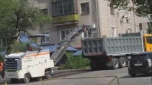 Работа дорожной фрезы Wirtgen W100H и самосвала Shacman