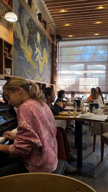 Заходили на выходных позавтракать в кафе… а там пианино 😍 Полинка и Темка поиграли немного. Хатико смотреть онлайн