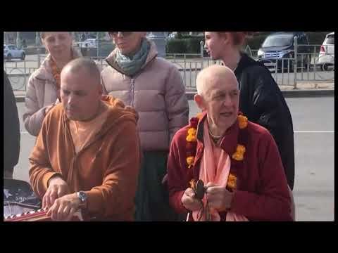 23.09.2023 - Харинама с ЕС БВВ Нарасимхой Махараджем на привокзальной площади Хабаровска