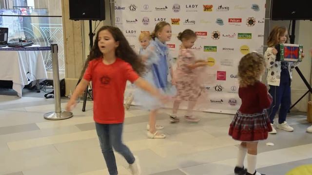 Модельки🎗IZUM🎗by Anna Gavriushina Fashion Day в ЦДМ 2 сентября 2018 смотреть онлайн